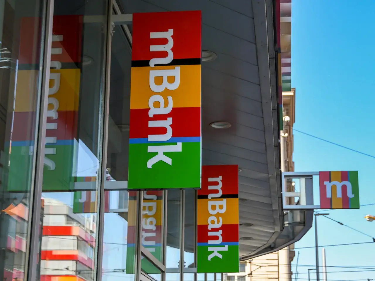 Kiedy przychodzą przelewy w mBank? Sprawdź, by uniknąć opóźnień