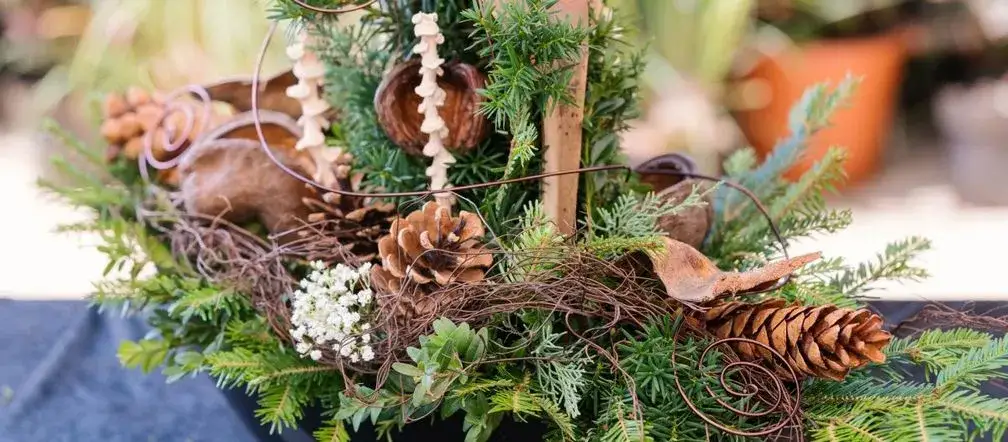 Jak tanio zrobić stroik na cmentarz, aby uczcić bliskich w piękny sposób