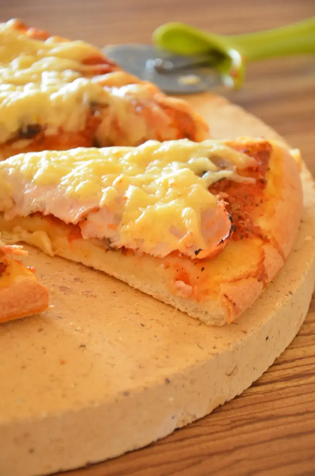 Przepis na pizzę jak z Pizza Hut – idealne ciasto i dodatki