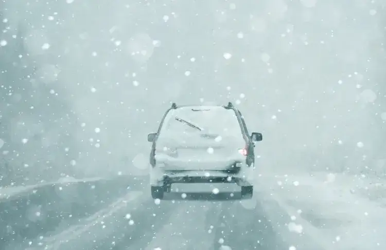 Jak uniknąć wysokiego mandatu za nieodśnieżone samochód?