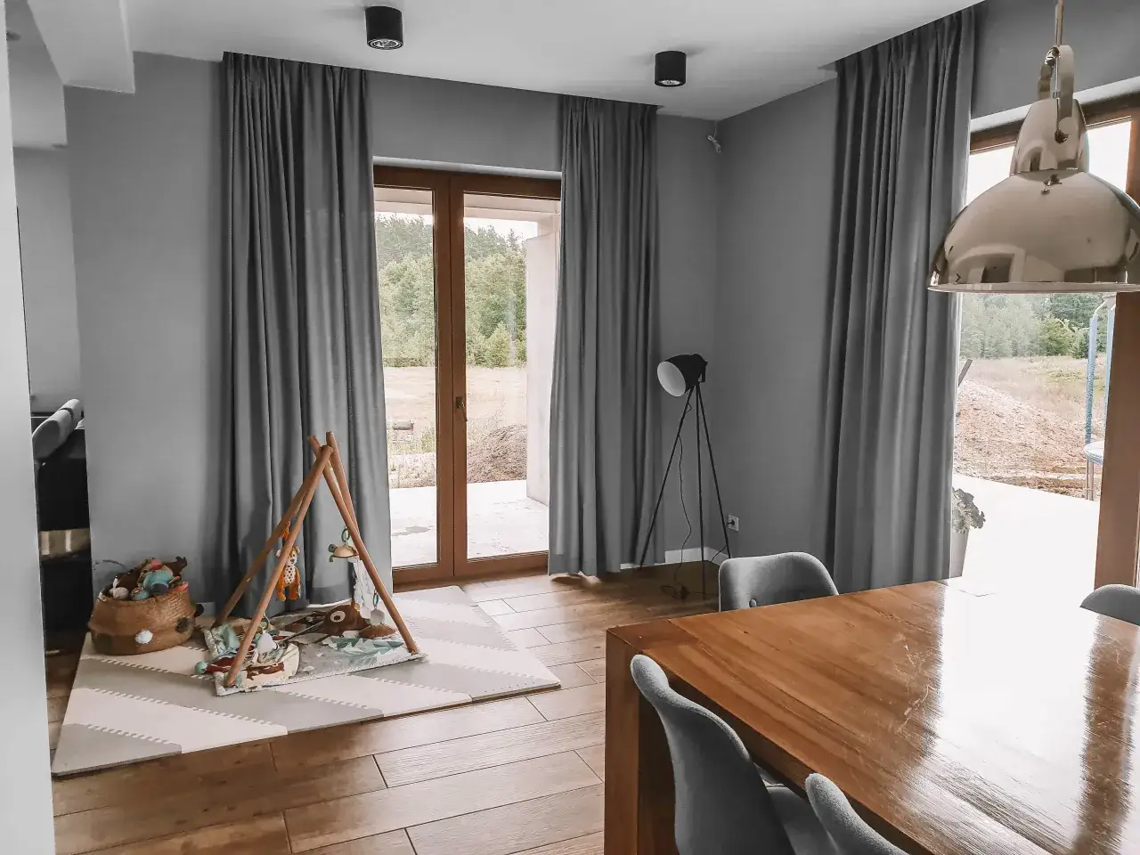 Jak zasłonić duże okna: 7 praktycznych sposobów na prywatność