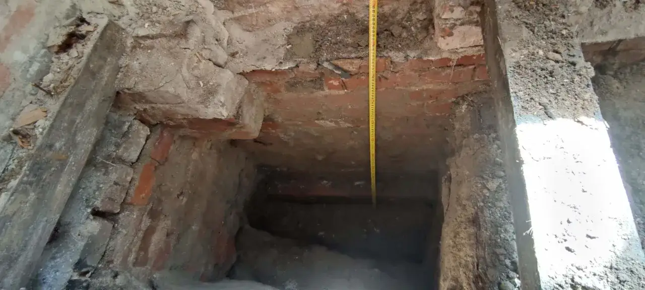 Bezpieczne sposoby odkopywania fundamentów budynku - kluczowe zasady i etapy