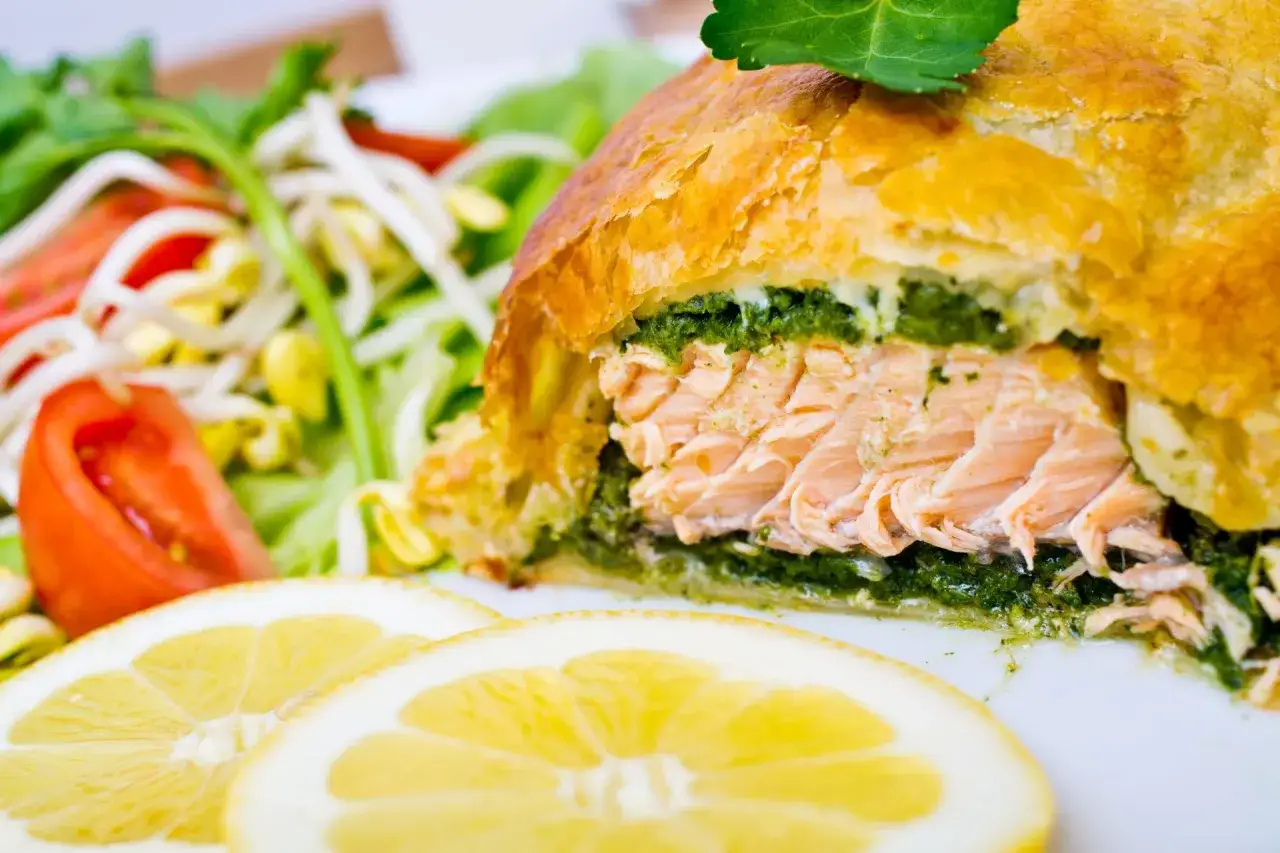 Łosoś w cieście francuskim przepis – łatwe i pyszne danie na obiad