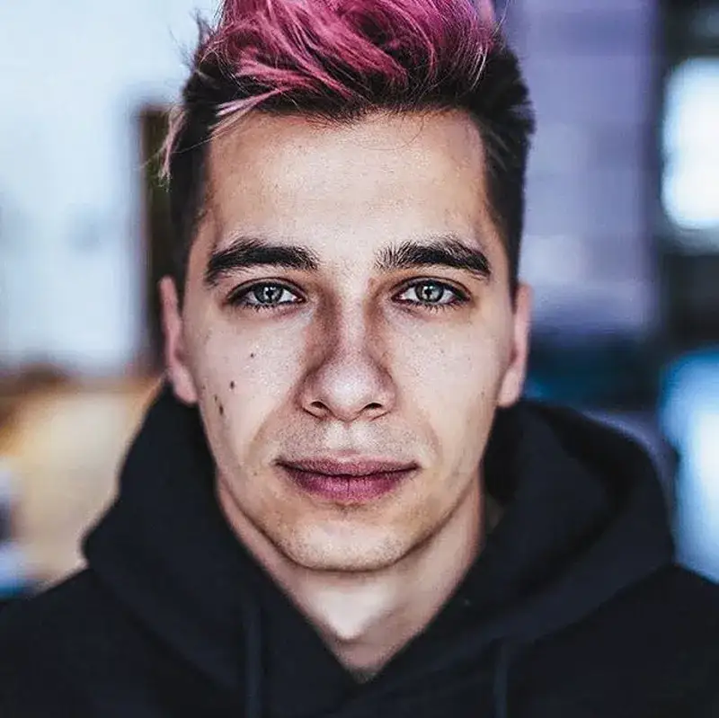 Ile lat ma Karol Friz Wiśniewski? Zaskakujący wiek YouTubera