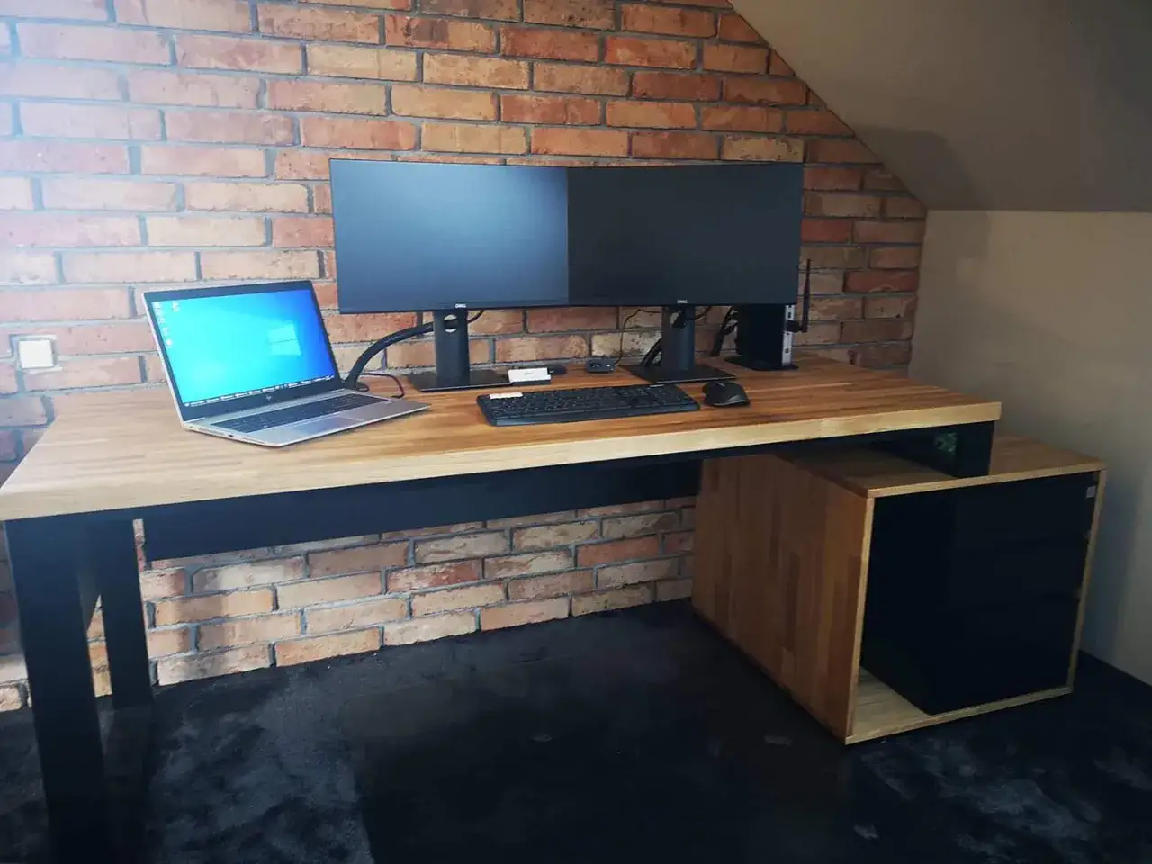 Idealne biurko na dwa monitory: jakie wymiary i funkcje są najważniejsze