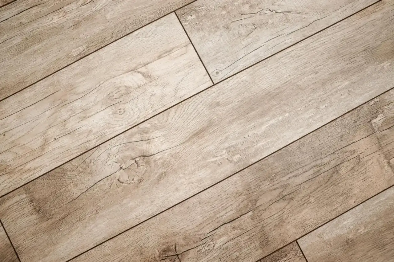 Panel winylowy czy laminowany: Który wybór jest lepszy dla Ciebie?