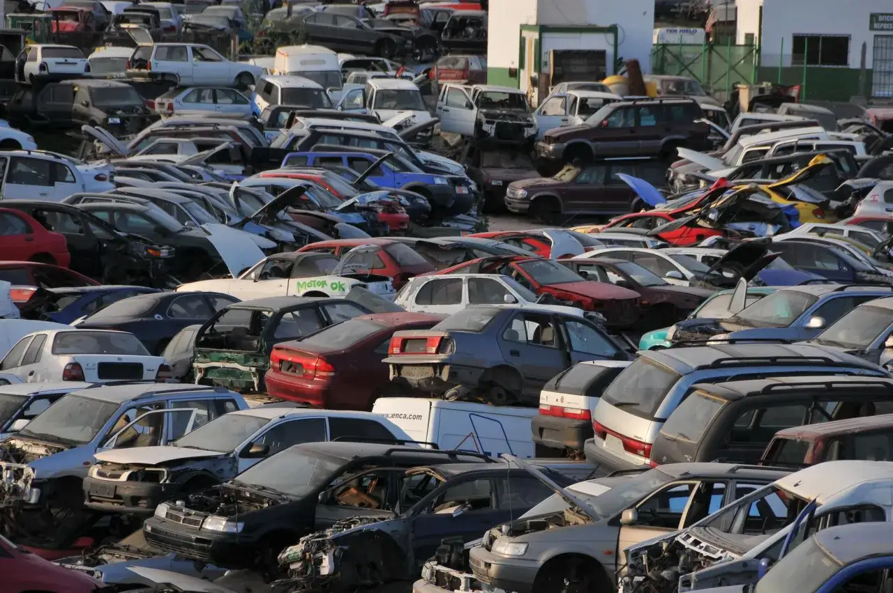 Jaka jest przeciętna wartość samochodu na złomie w Polsce 2025 - wyliczenia i porady