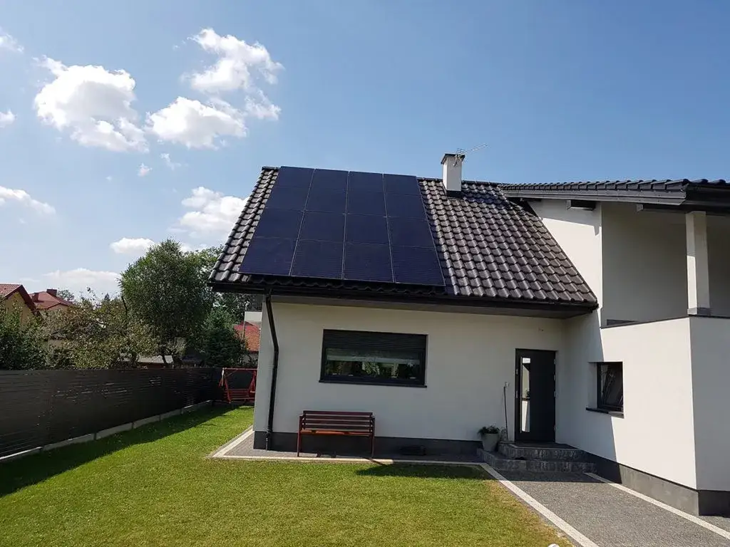 Fotowoltaika z akumulatorami czy bez – co wybrać, by oszczędzić i uniknąć strat?