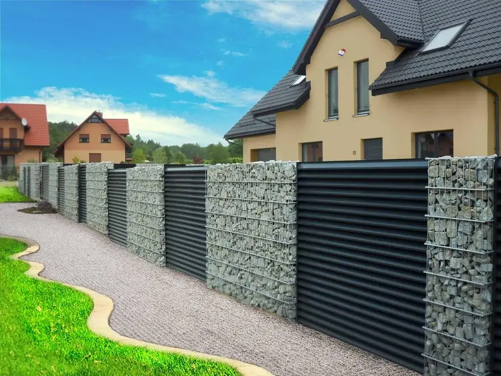 Ile kosztuje ogrodzenie działki 1000m2? Sprawdź ceny i porównania materiałów