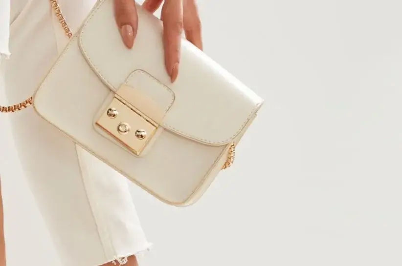 Skuteczne sposoby na czyszczenie białej skóry bez uszkodzeń