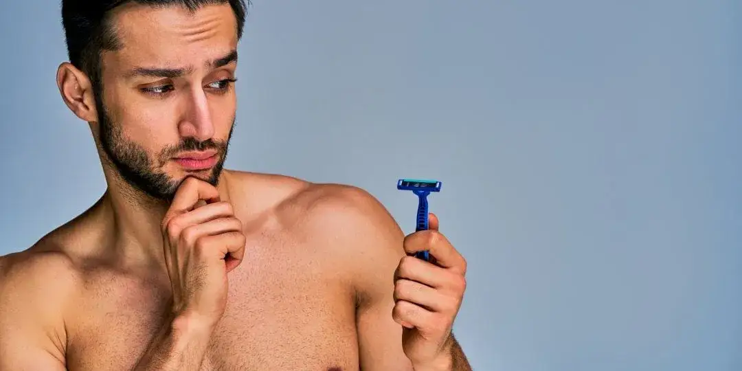Czy golić włosy łonowe u mężczyzn? Poznaj zalety i wady tej decyzji