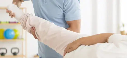 Jak rehabilitacja po endoprotezie biodra może przyspieszyć Twój powrót?