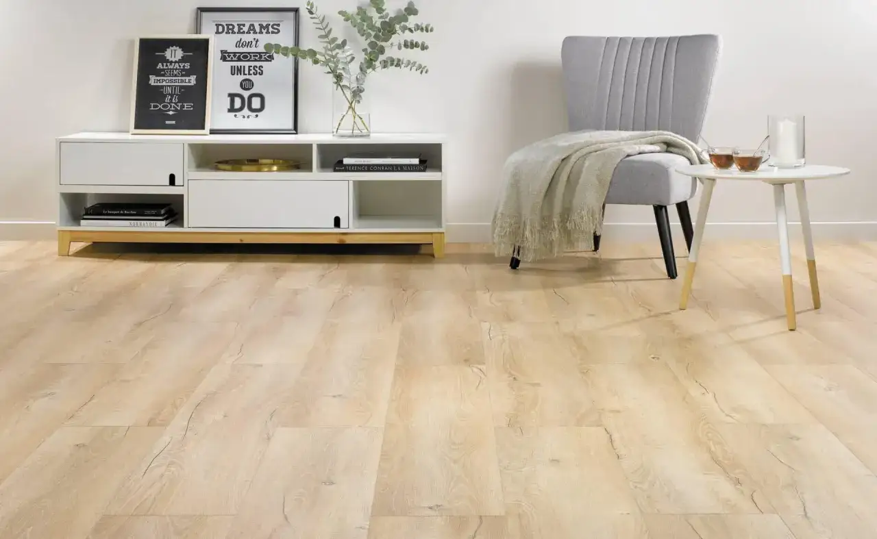 Panele winylowe czy drewniane? Kluczowe różnice, które musisz znać