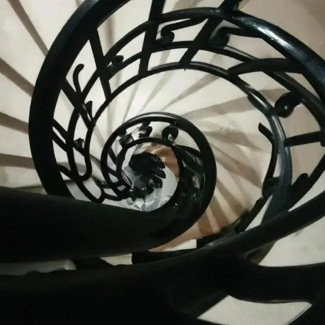 Ile kosztują schody wewnętrzne? Oszczędź nawet 50% na ich wykonaniu