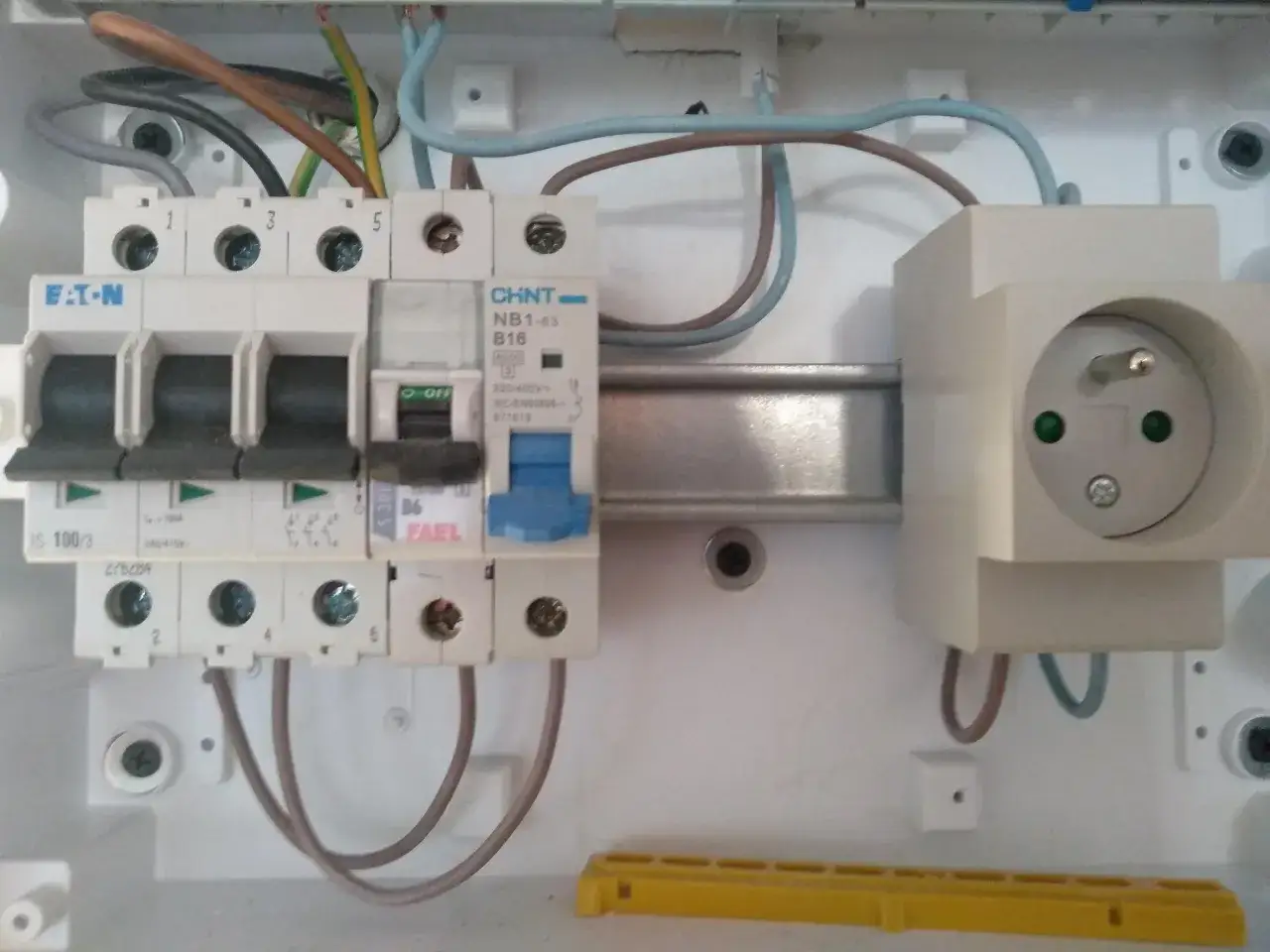 Podłączenie bezpiecznika: Góra czy dół? Kluczowe zasady