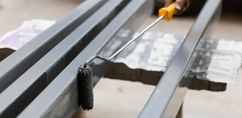 Czym odtłuścić metal przed malowaniem? Skuteczne metody i porady.