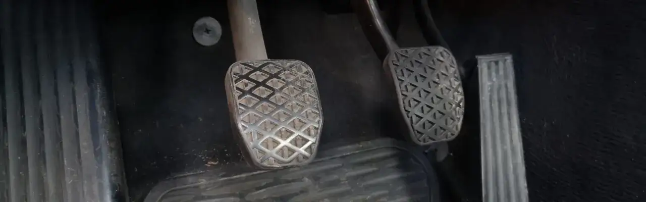 Co pierwsze hamulec czy sprzęgło – uniknij błędów i popraw technikę jazdy