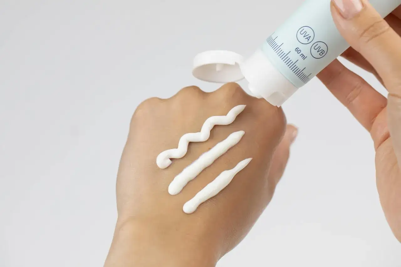 Jak stosować krem z filtrem pod makijaż, by uniknąć błędów?