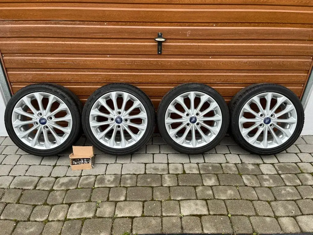 Idealne felgi aluminiowe do Forda Fiesty MK7 - unikaj kosztownych wpadek!