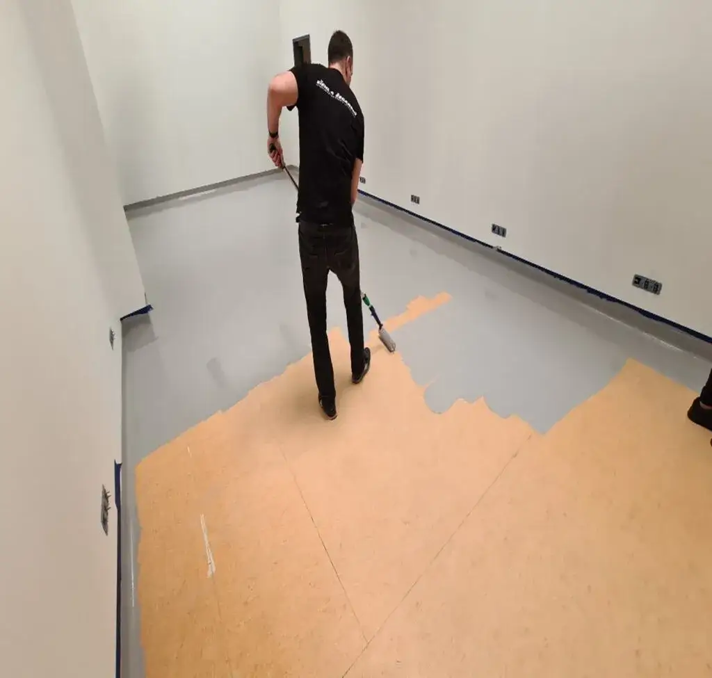 Jak profesjonalnie obszyć wykładzinę bez kosztownej wizyty u rzemieślnika