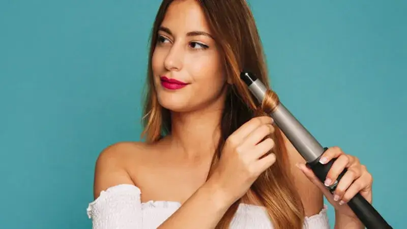 Jak kręcić włosy lokówką stożkową, aby uzyskać idealne loki