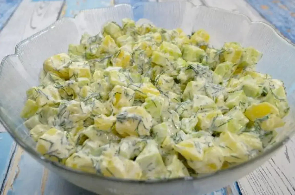 Sałatka na grilla z ziemniakami i ogórkiem zielonym, która zaskoczy gości