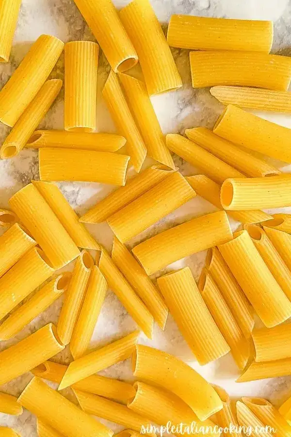 Penne czy rigatoni? Odkryj różnice i idealne zastosowania