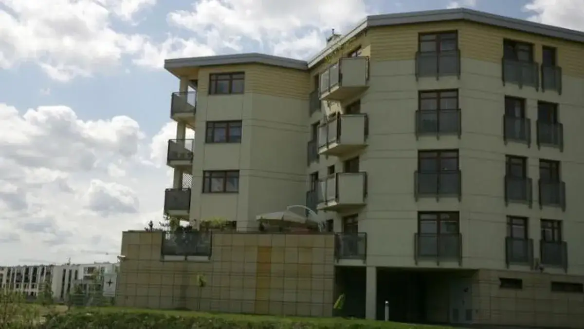 Komu lokatorzy płacą za mieszkanie? Zrozumienie opłat i czynszów