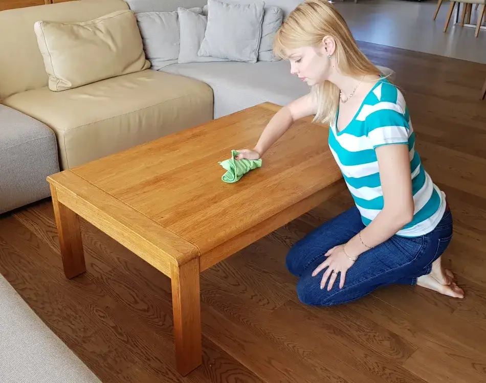 Skuteczne sposoby na czyszczenie starych drewnianych mebli bez uszkodzeń