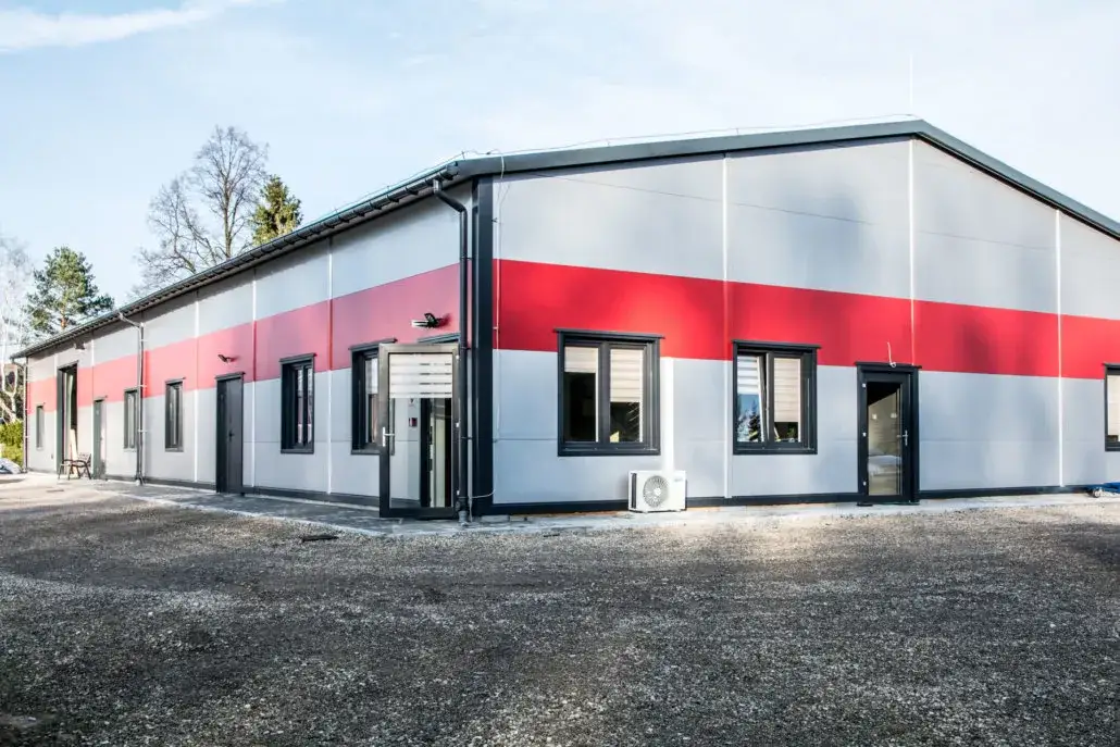 Koszt montażu płyt warstwowych: Co wpływa na finalną cenę za m2?