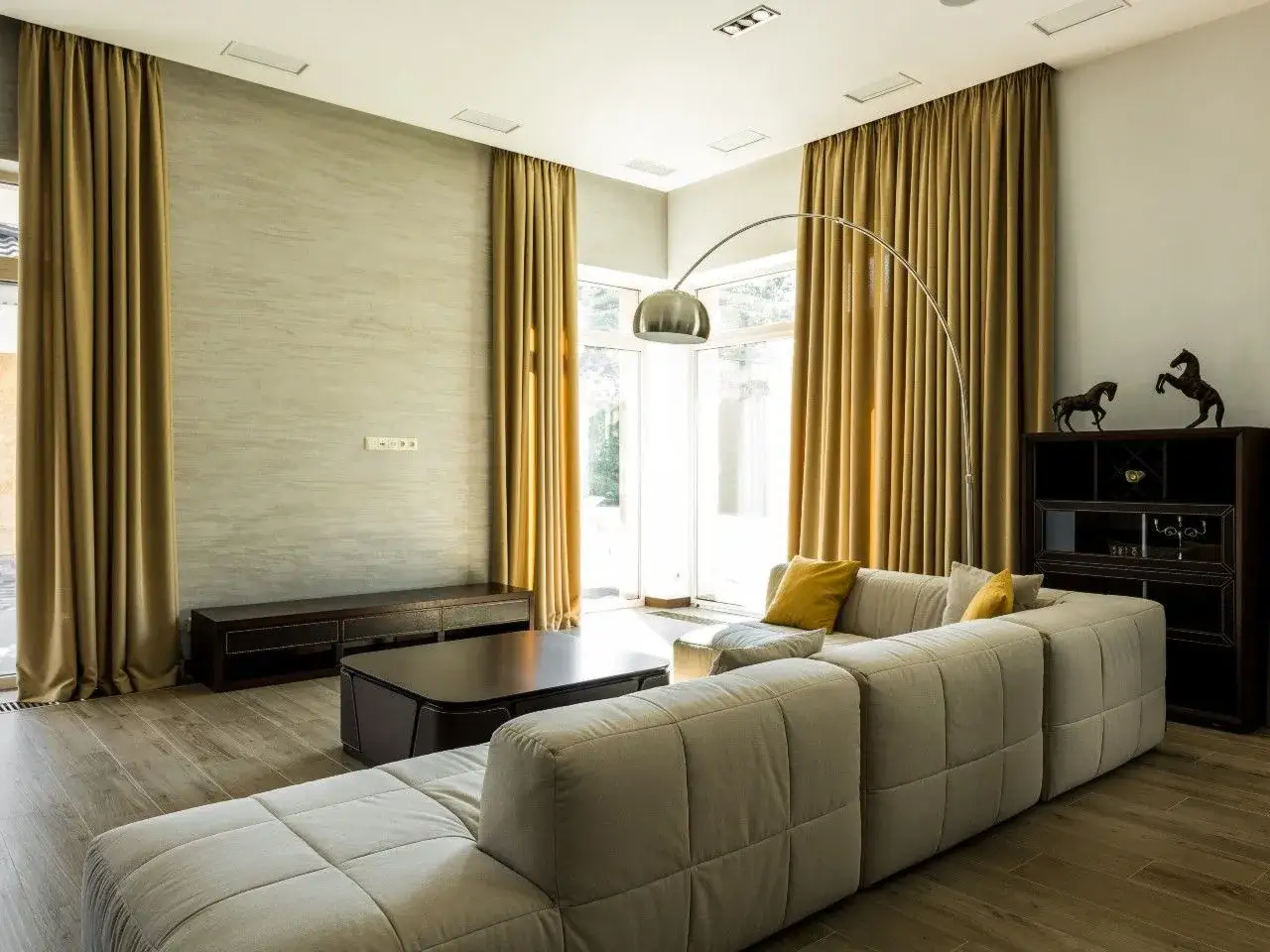 Jakie zasłony do brązowych mebli wybrać, aby stworzyć harmonijne wnętrze?