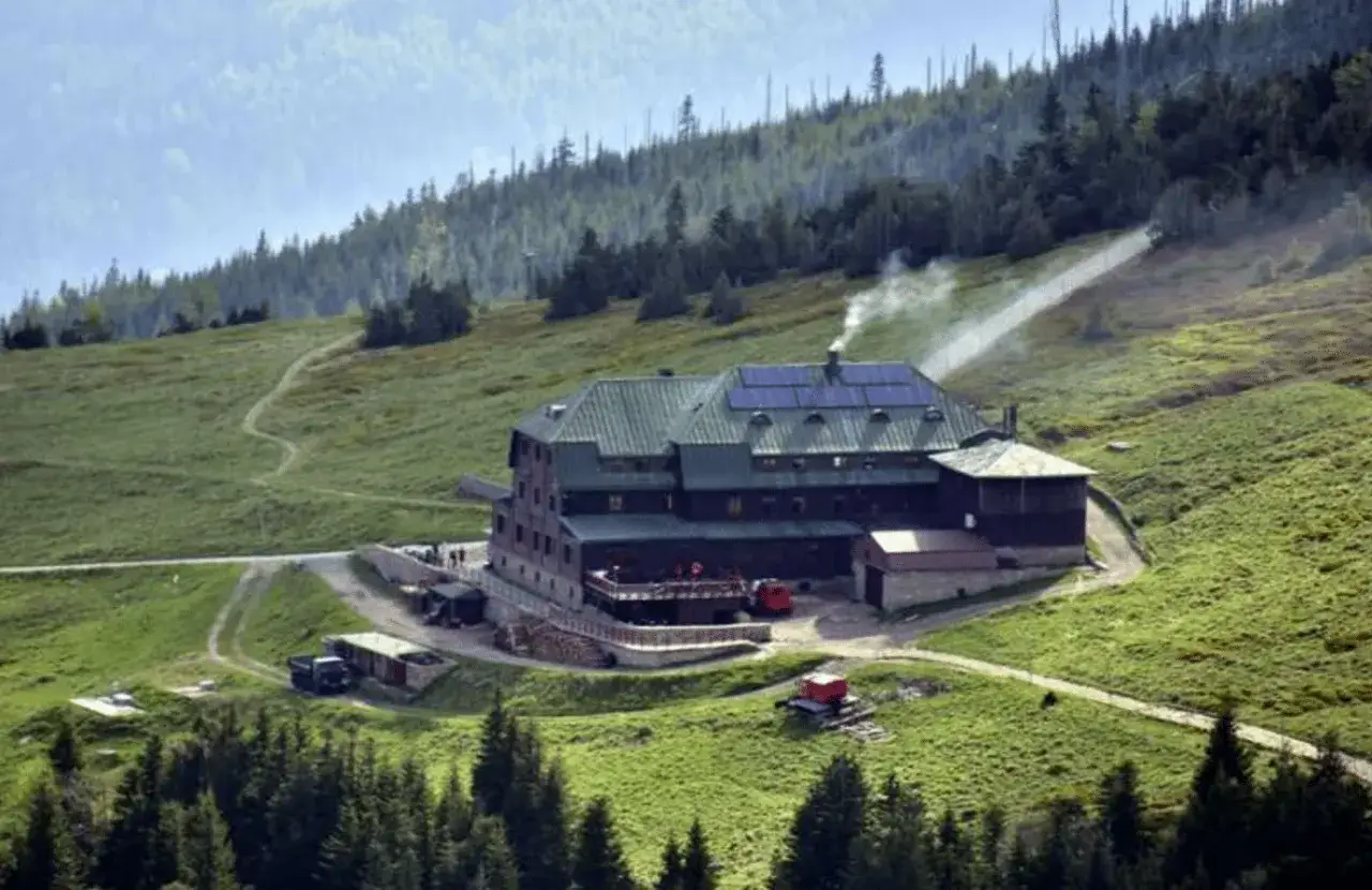 Gdzie zatrzymać się w drodze na Śnieżkę? Oto 9 schronisk z historią