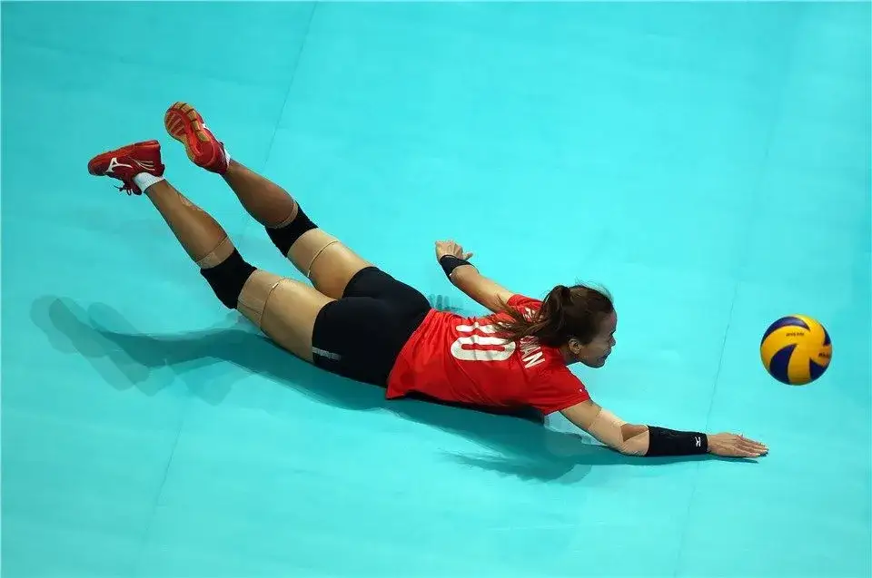 Jak bezbłędnie wykonać pad siatkarski - proste kroki i skuteczna technika