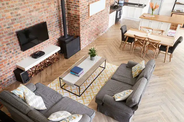 Jak ustawić meble w salonie: praktyczne wskazówki aranżacji przestrzeni