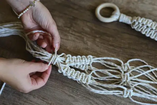 Jak zrobić kwietnik ze sznurka – krok po kroku do efektownej dekoracji.