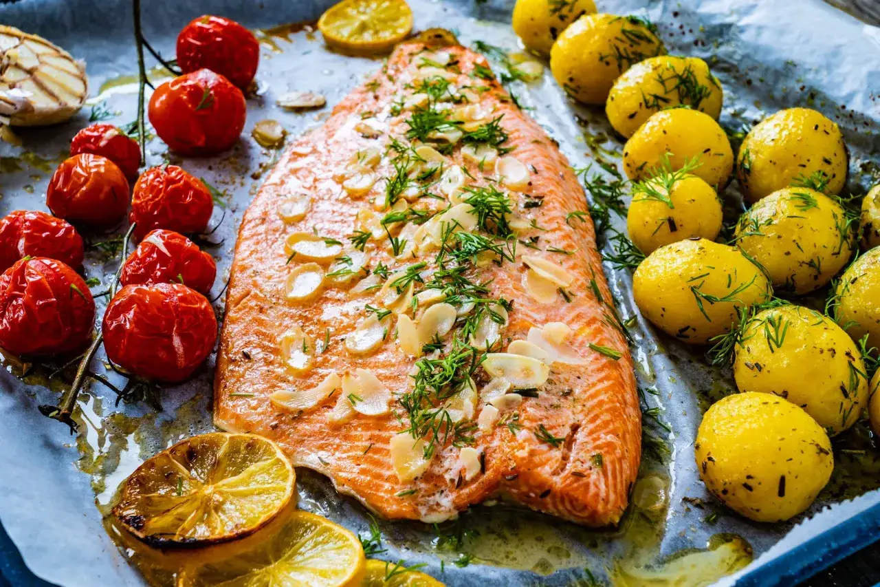 Jak upiec łososia w piekarniku: prosty przepis na idealnie soczyste danie