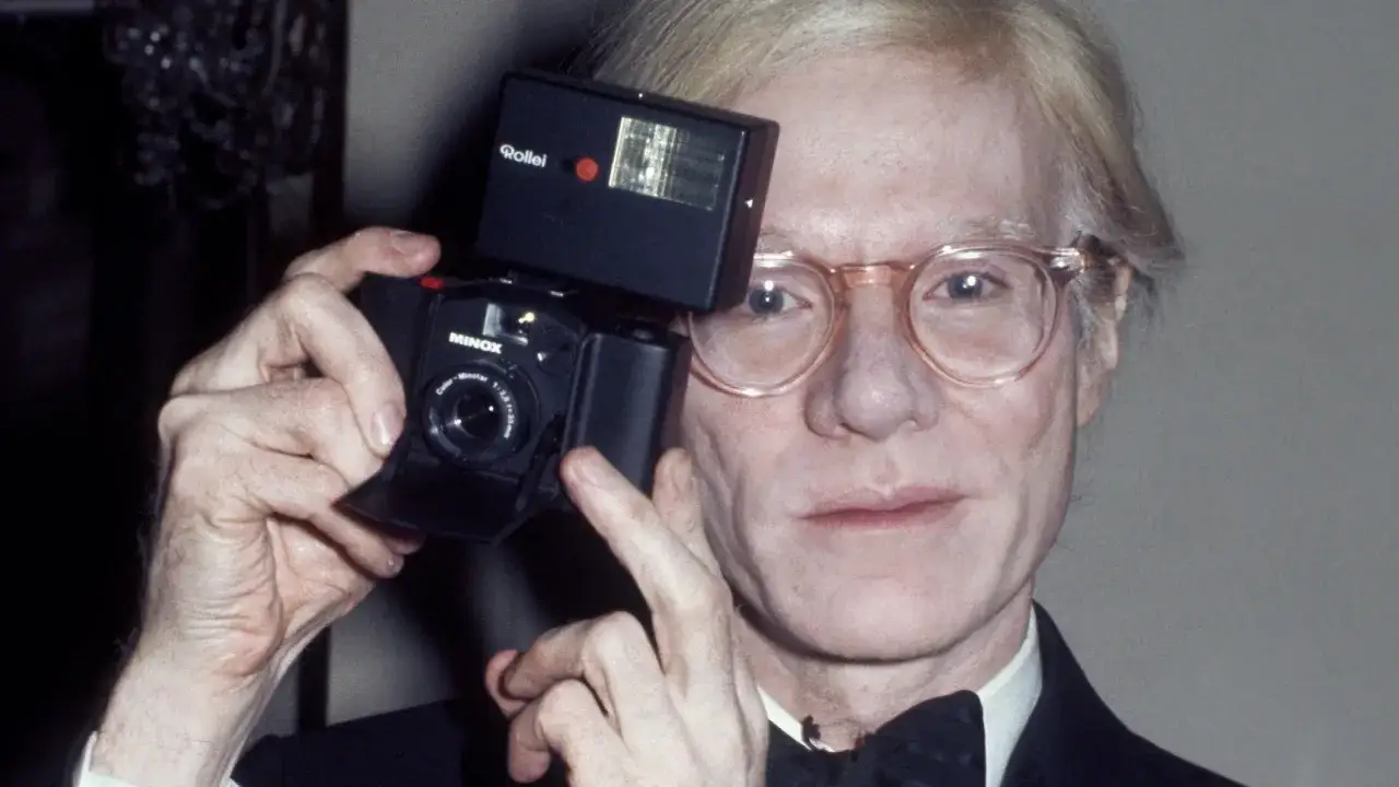 Andy Warhol biografia: życie artysty, który zmienił świat sztuki
