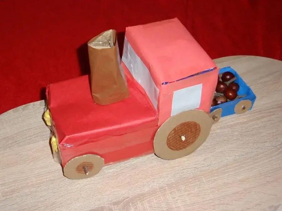 Prosty traktor z kartonu krok po kroku. Kreatywna zabawa dla dzieci