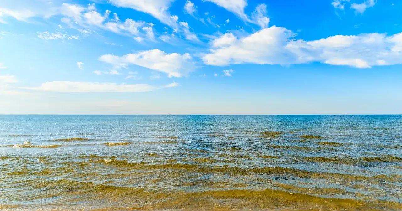 Gdzie jest najcieplejsza woda w Bałtyku? Odkryj najlepsze miejsca na lato