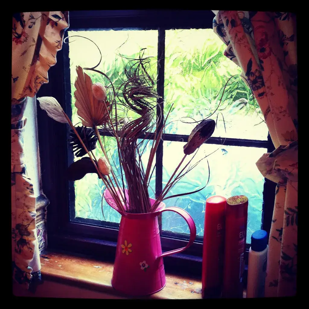 Jak ładnie udekorować okno: 7 stylowych pomysłów i porad