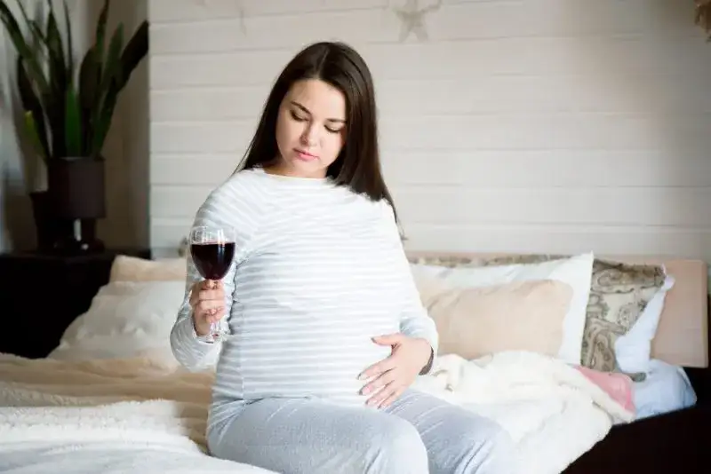 Czy w ciąży można pić piwo bezalkoholowe? Sprawdź ryzyko dla dziecka