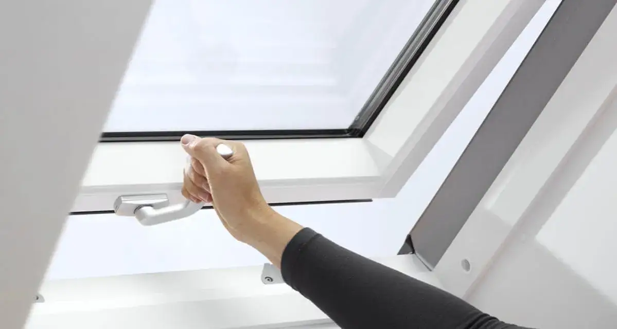 Koszt wymiany okna dachowego: ile zapłacisz w 2025 roku?