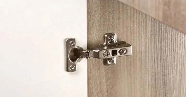 Jak wyregulować zawias w szafce, aby uniknąć problemów z drzwiami