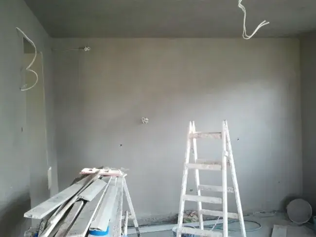 Ile schnie strop? Poznaj czas schnięcia i kluczowe czynniki