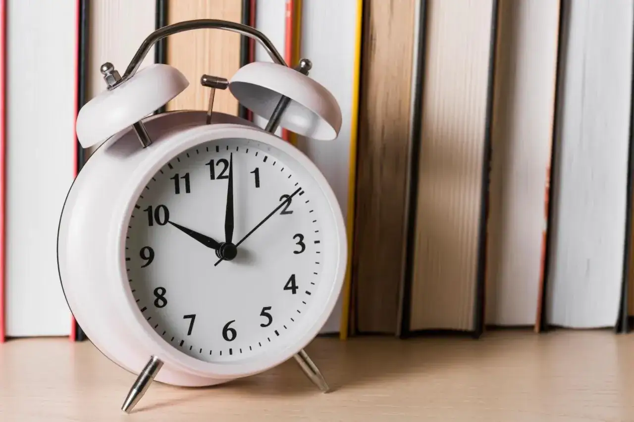 Jaki budzik do sypialni wybrać? Porównanie cichych i funkcjonalnych modeli