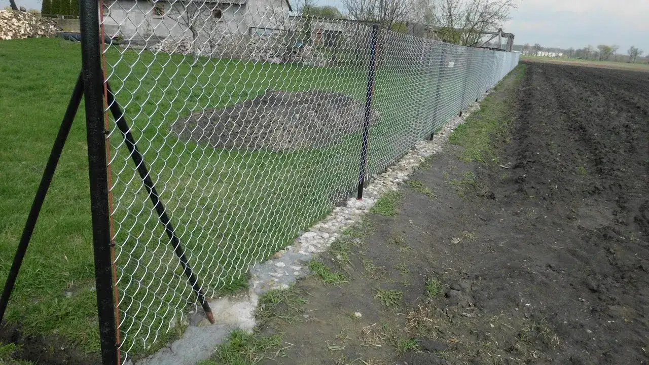 Jak zrobić ogrodzenie z siatki: 10 kroków do idealnego płotu