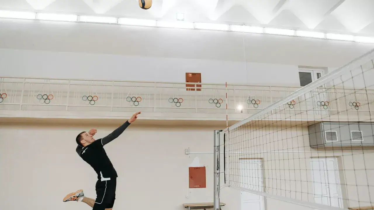 Jak mocno serwować w siatkówce i uniknąć najczęstszych błędów