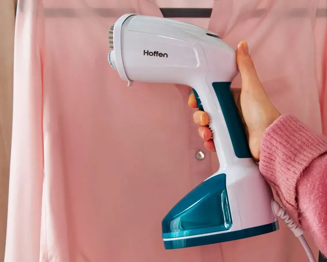 Parownica do ubrań czy żelazko – co lepsze dla Twoich ubrań?