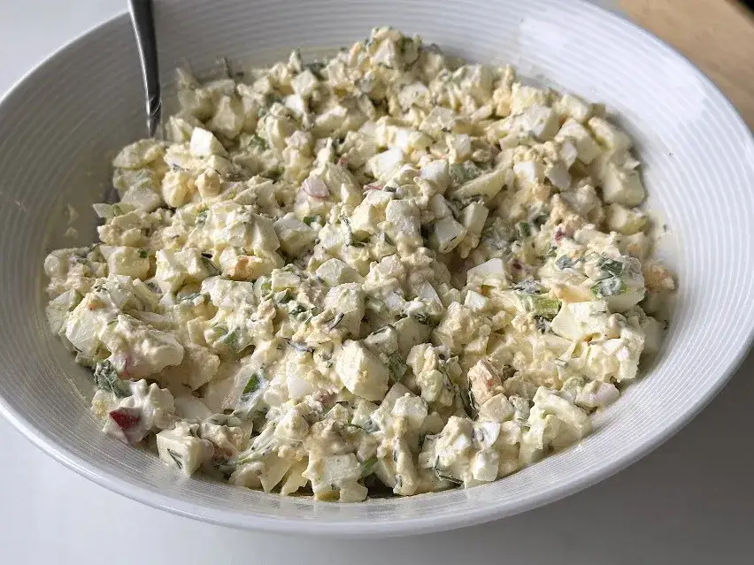 Prosty przepis na sałatkę jajeczną krok po kroku – zrób to szybko i smacznie