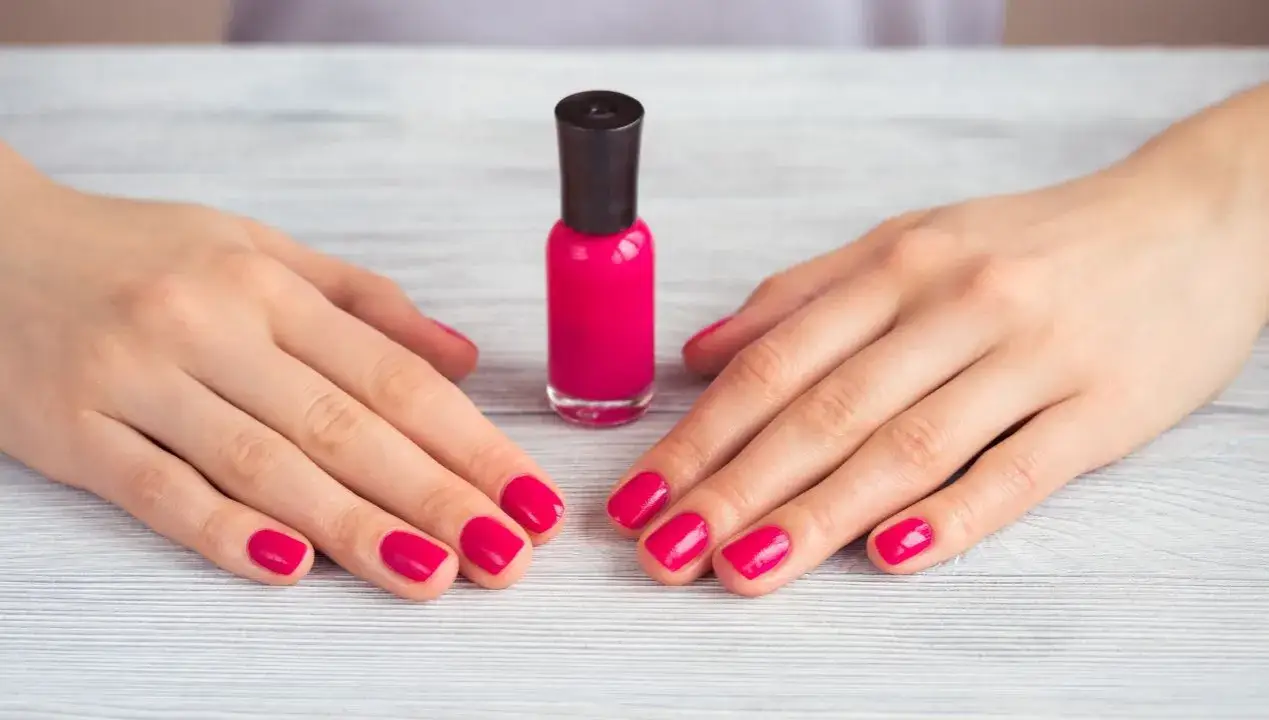 Jak szybko wysuszyć zwykły lakier na paznokciach bez uszkodzeń i czekania